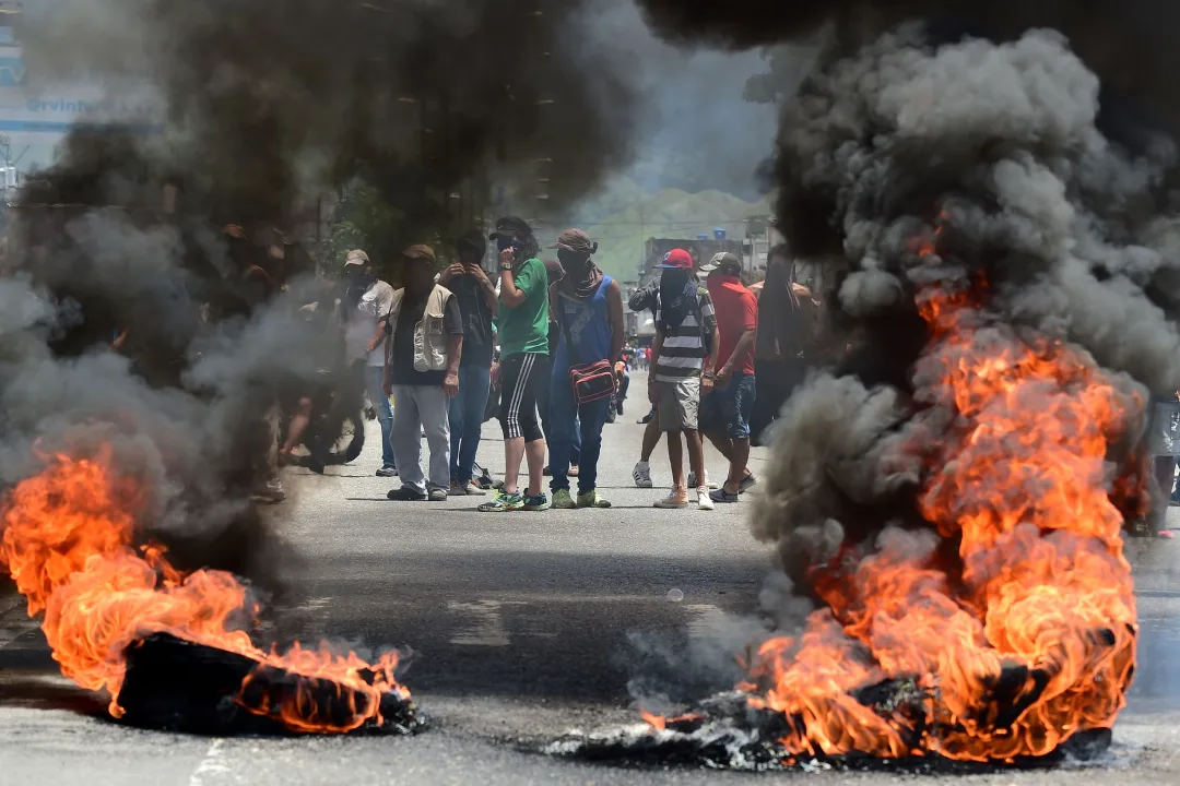 Bitcoin Reacts to Venezuela Airstrike Reports as Geopolitical Risk Surges