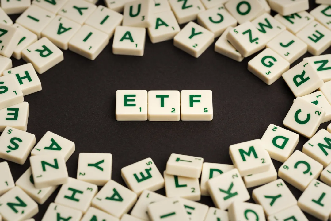 Bitwise and 21Shares Expand Altcoin ETF Race with Near and Cronos Products logo