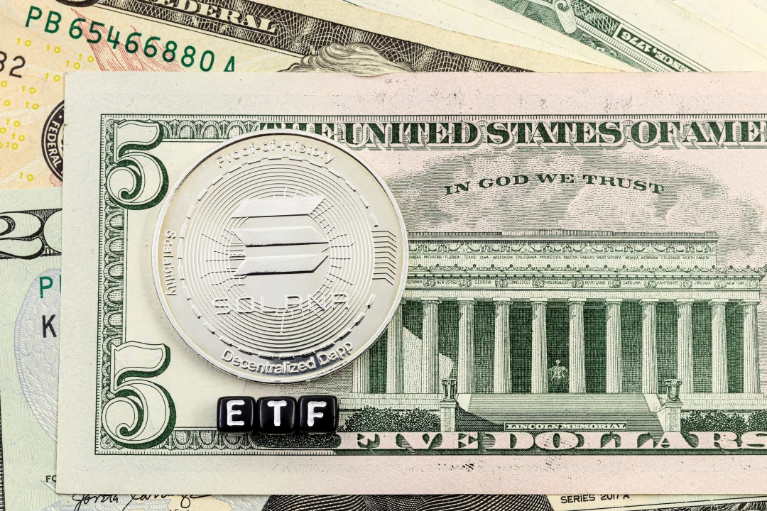 Grayscale, Fidelity, Others Update Solana ETF Filings With Staking as Analysts Eye $400
