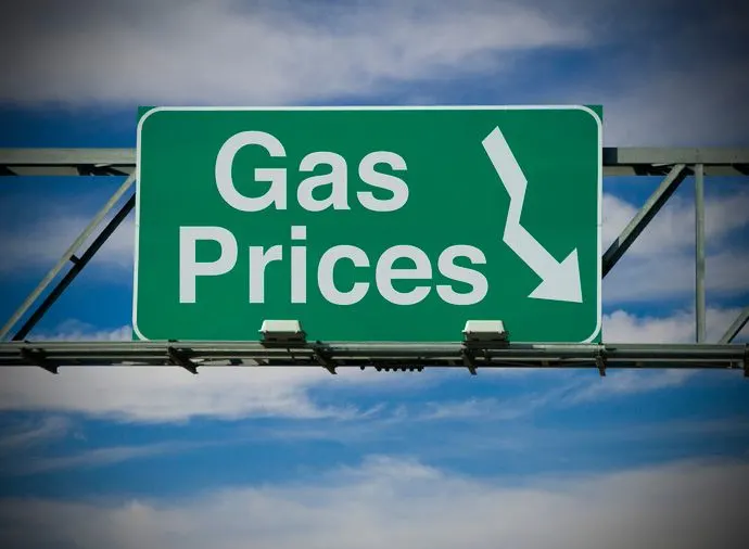 A stock photo of the road sign titled "Gas prises" with a down arrow.