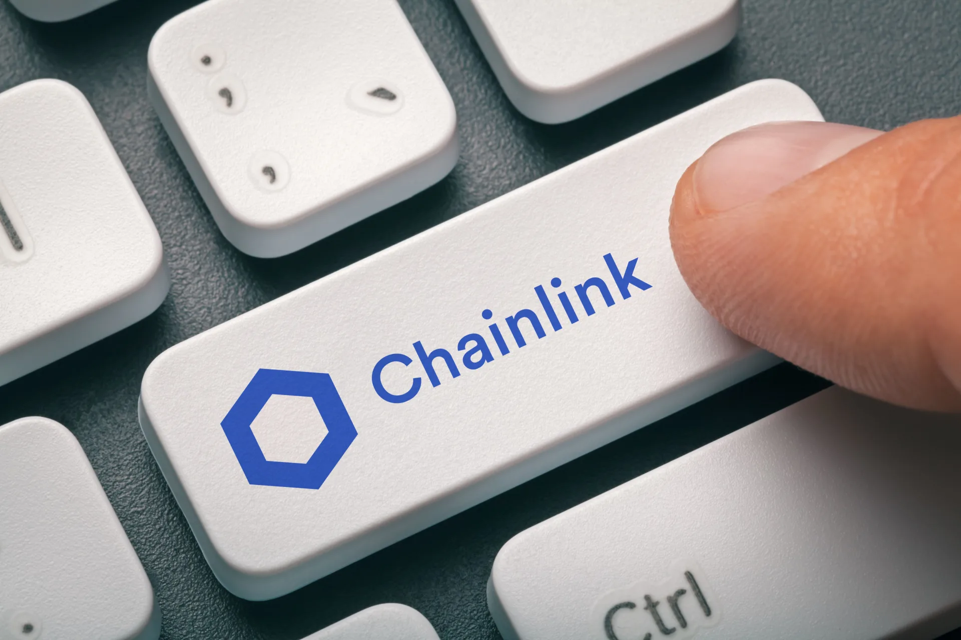 Chainlink RWA Perps Go Live as LINK Compresses Toward $17 Breakout Zone