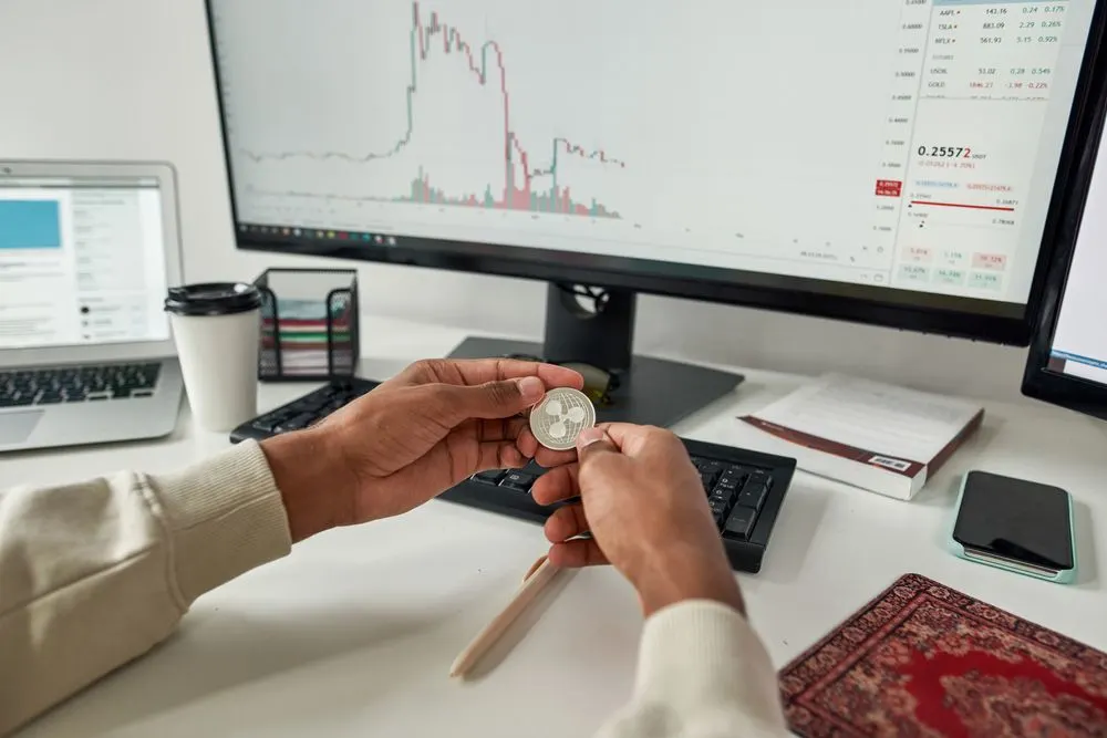 XRP on a Knife-Edge:  Bearish Divergence Emerges Despite Price Making Higher Highs. Source: Shutterstock
