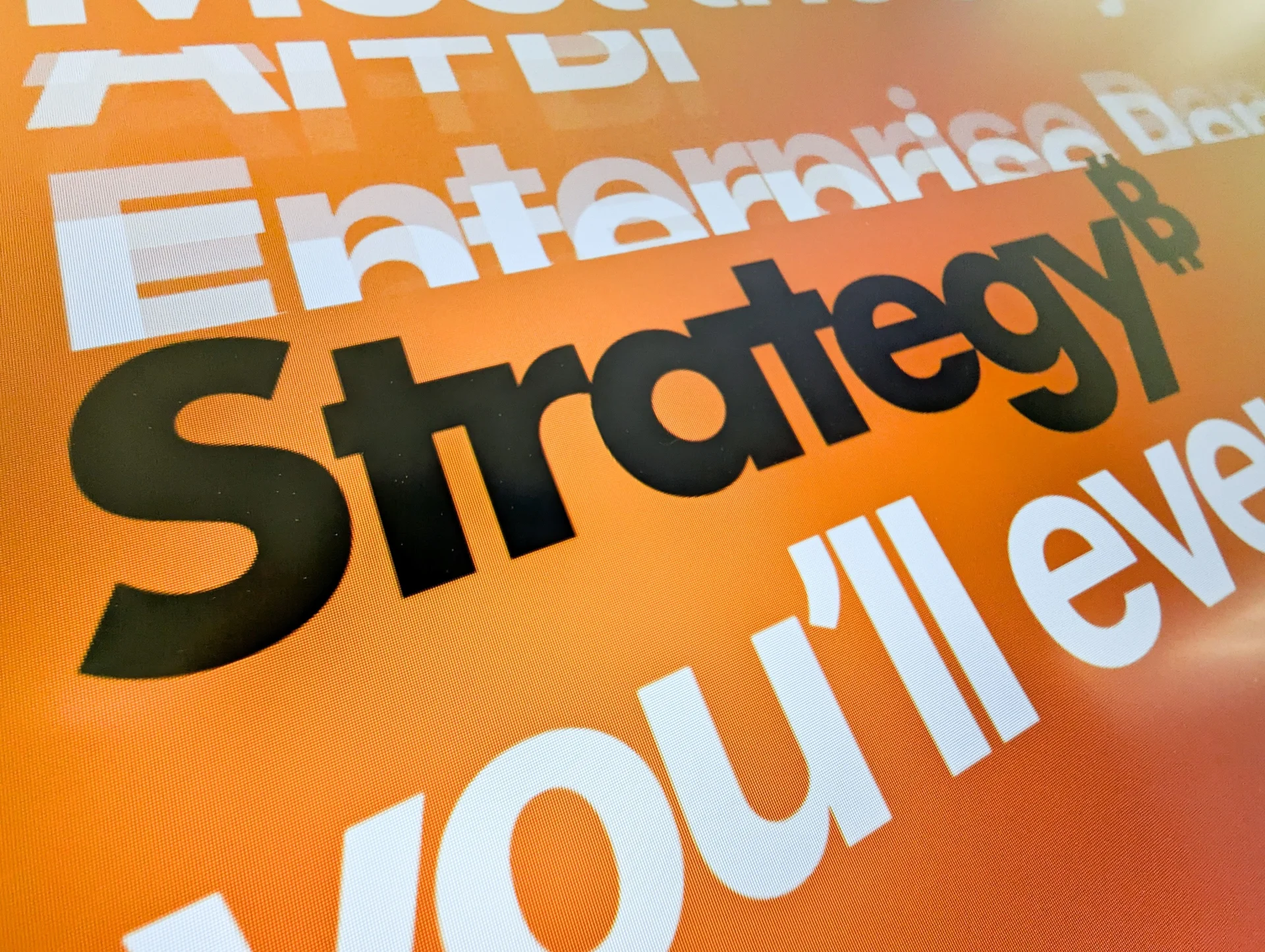 MicroStrategy Tests Key Support as Saylor, Schiff Clash