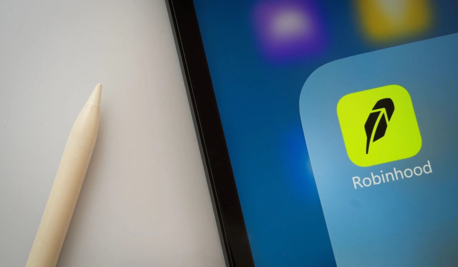 Robinhood Launches Social Trading Platform for Investors. Image: Shutterstock