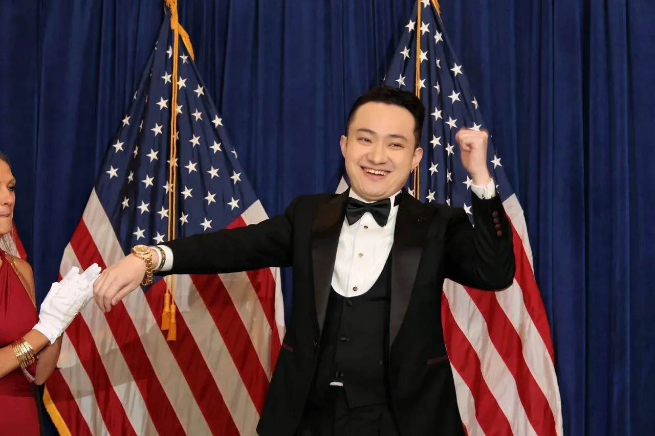Donald Trump presented Justin Sun with a gold watch. Source : X/JustinSun
