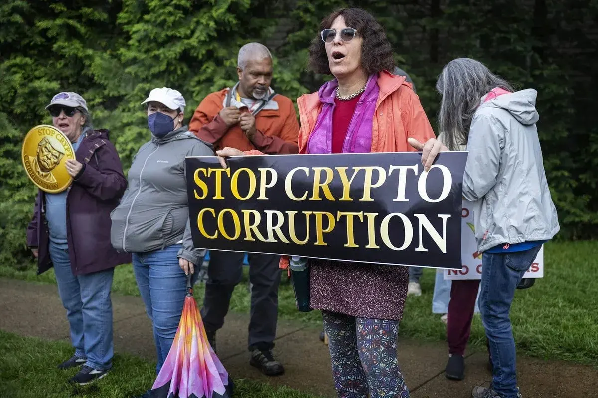 Protesters gathered outside Trump's golf club during a crypto dinner with TRUMP holders. Source: Bloomberg