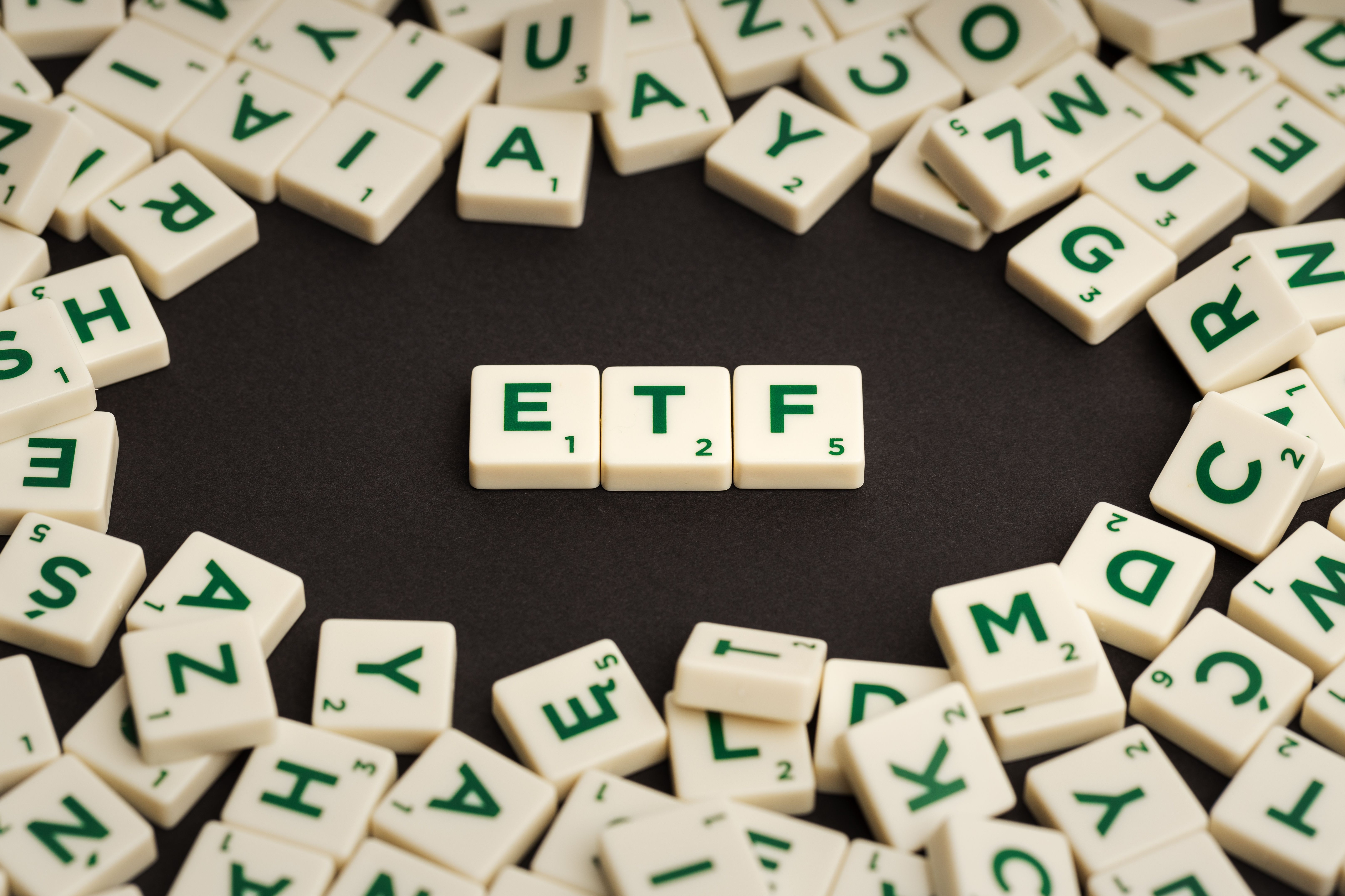 Bitwise and 21Shares Expand Altcoin ETF Race with Near and Cronos Products