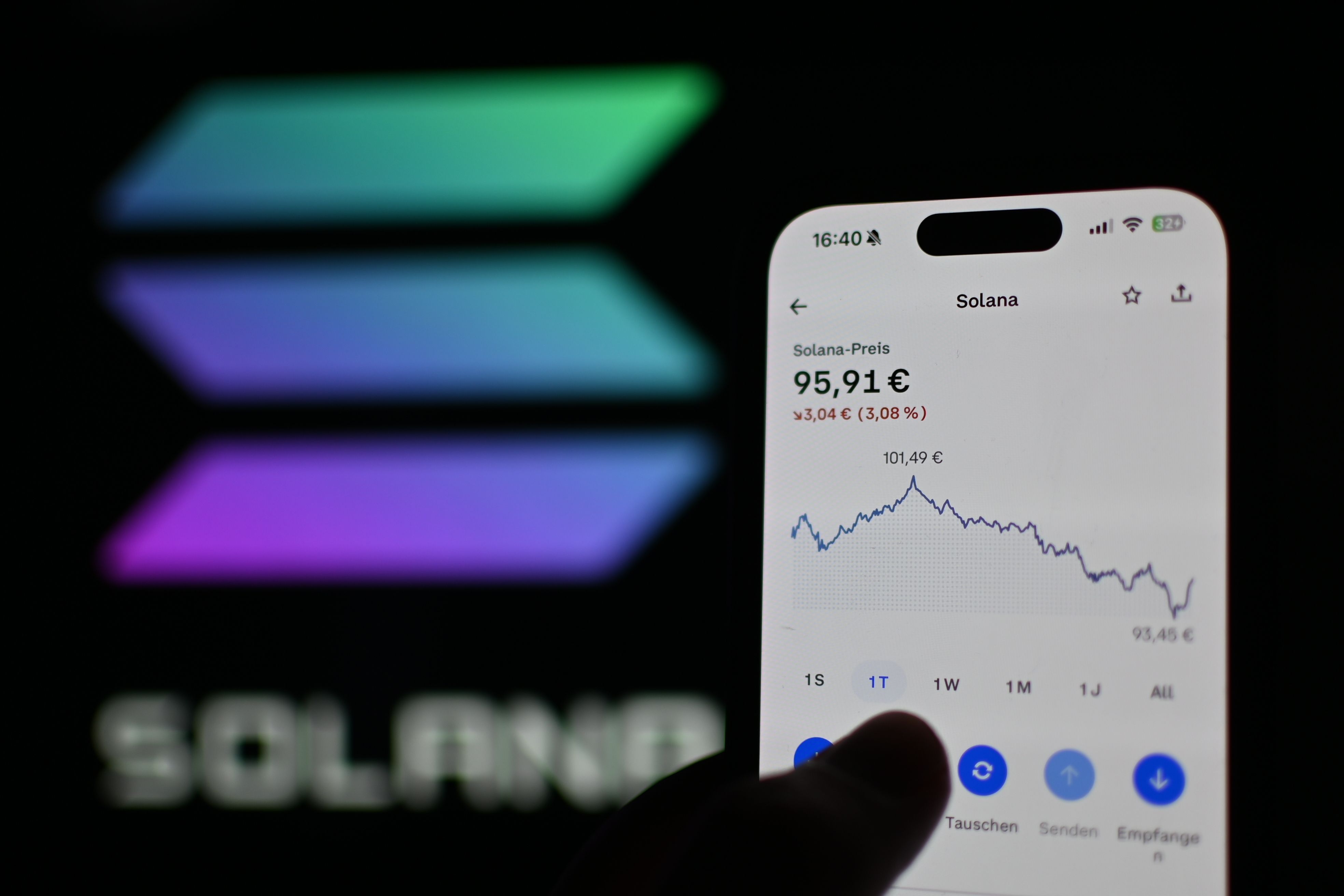 Solana Slides 13 % but On-Chain Metrics Hint at Recovery
