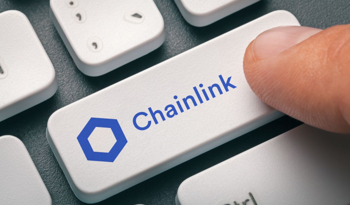 Chainlink: UBS Pilot vs Falling CCIP and Weak Support