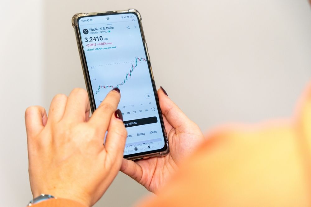 Flip $3.01: Gann Fan Signals XRP’s Final Resistance as New Digital Asset Use Cases Hit SWIFT in Nov 2025
