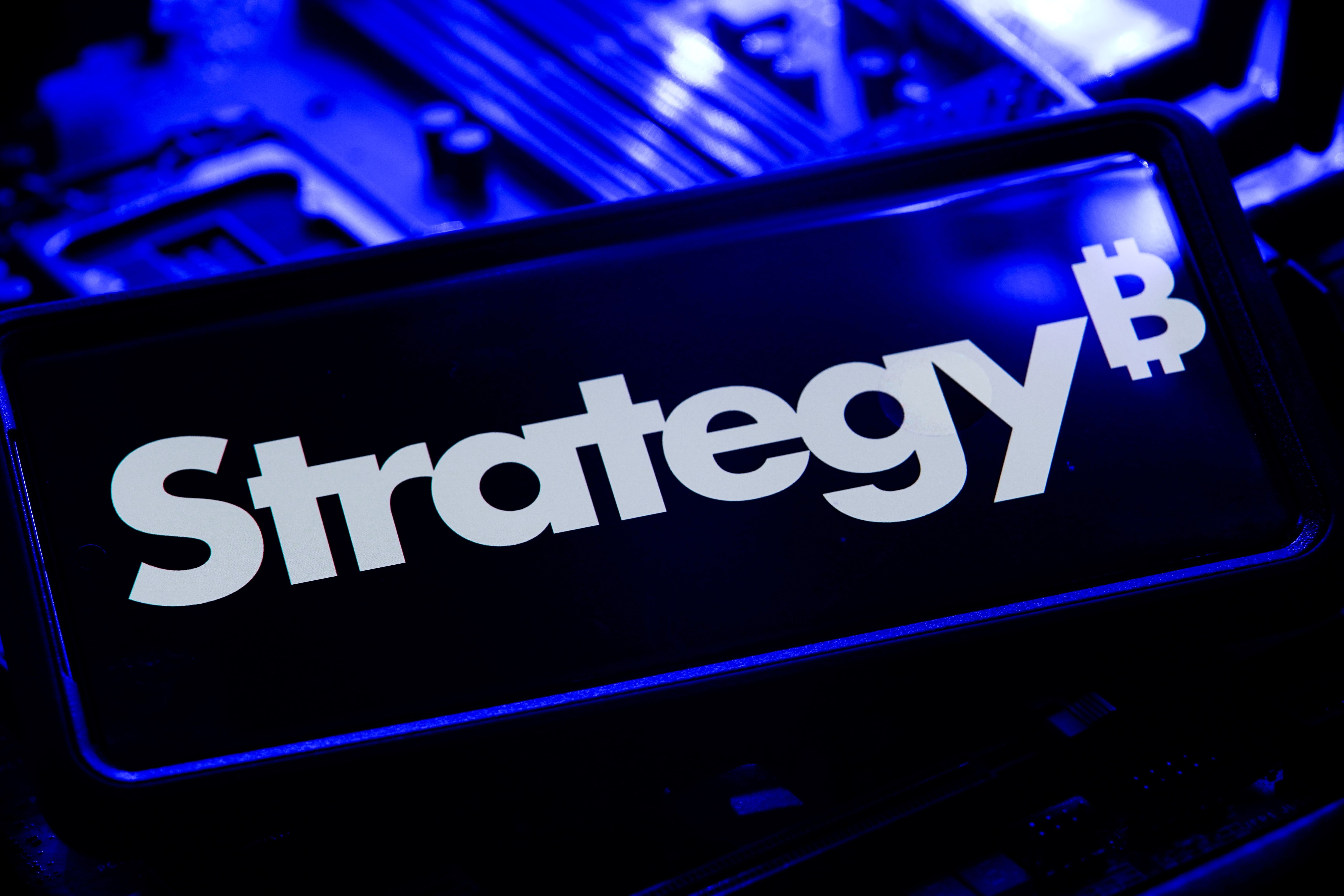 Strategy Adds 220 BTC After Price Crash, Reaches 640K Holdings
