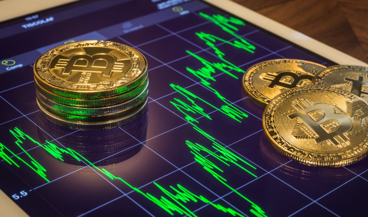 Cathie Wood Cuts Bitcoin Target as Stablecoins Gain Ground