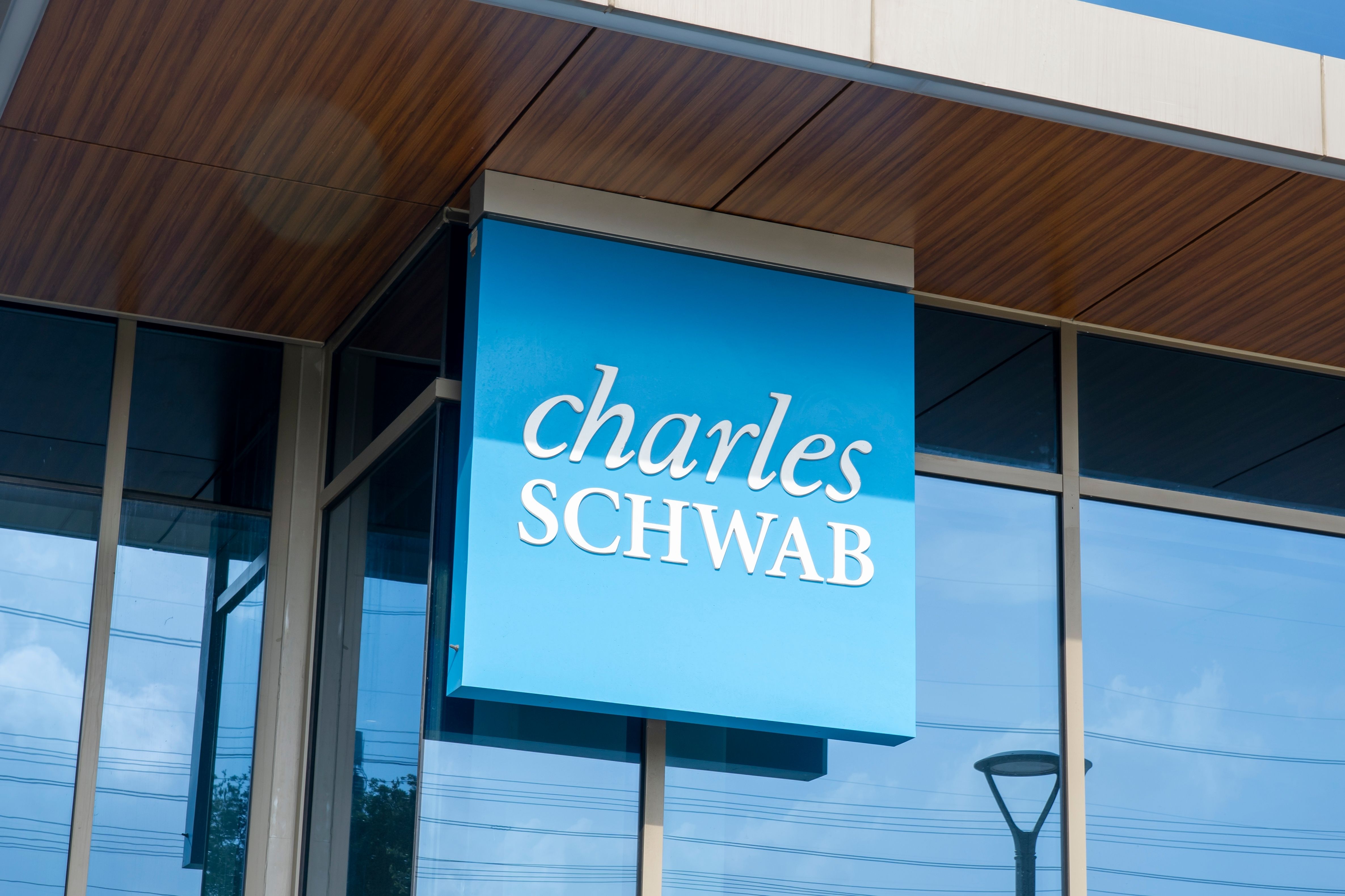 Schwab to Offer Bitcoin and Ethereum Trading in 2026