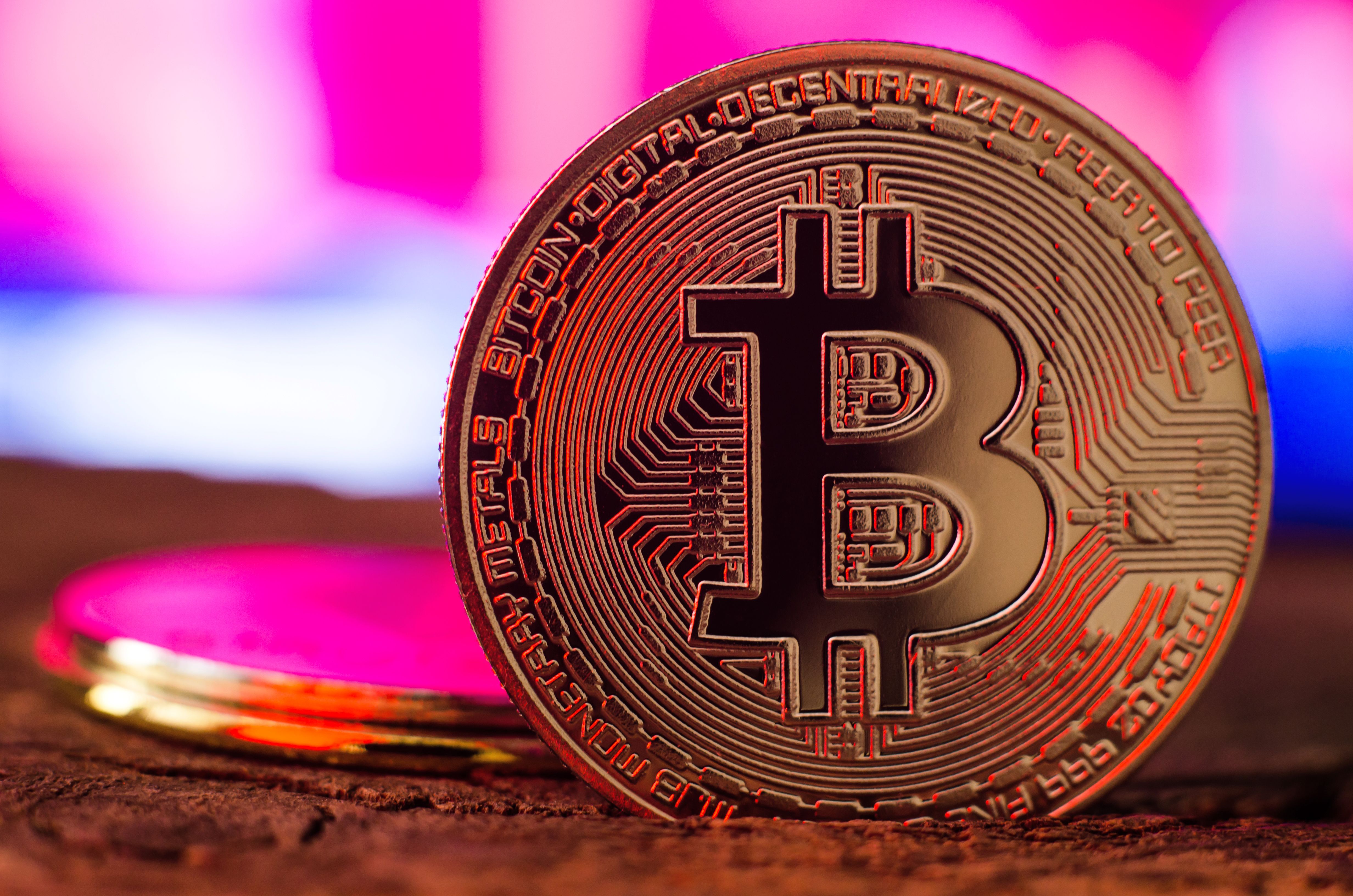 Bitcoin Near $92,550 as 22,918 BTC Sell Claim Fuels Dump Fears