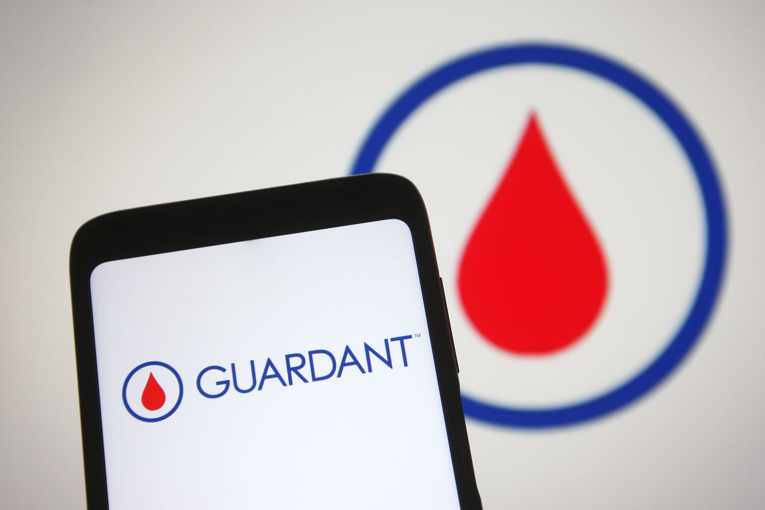 Guardant Health Shares Slide as Principal Cuts Stake and Insiders Sell