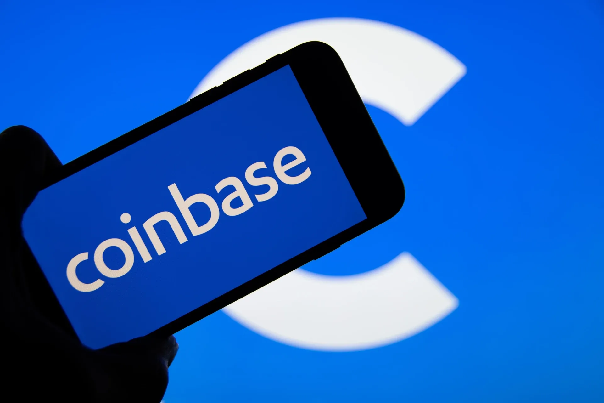 Coinbase Halts Trading for Some Users as COIN Slides 15%