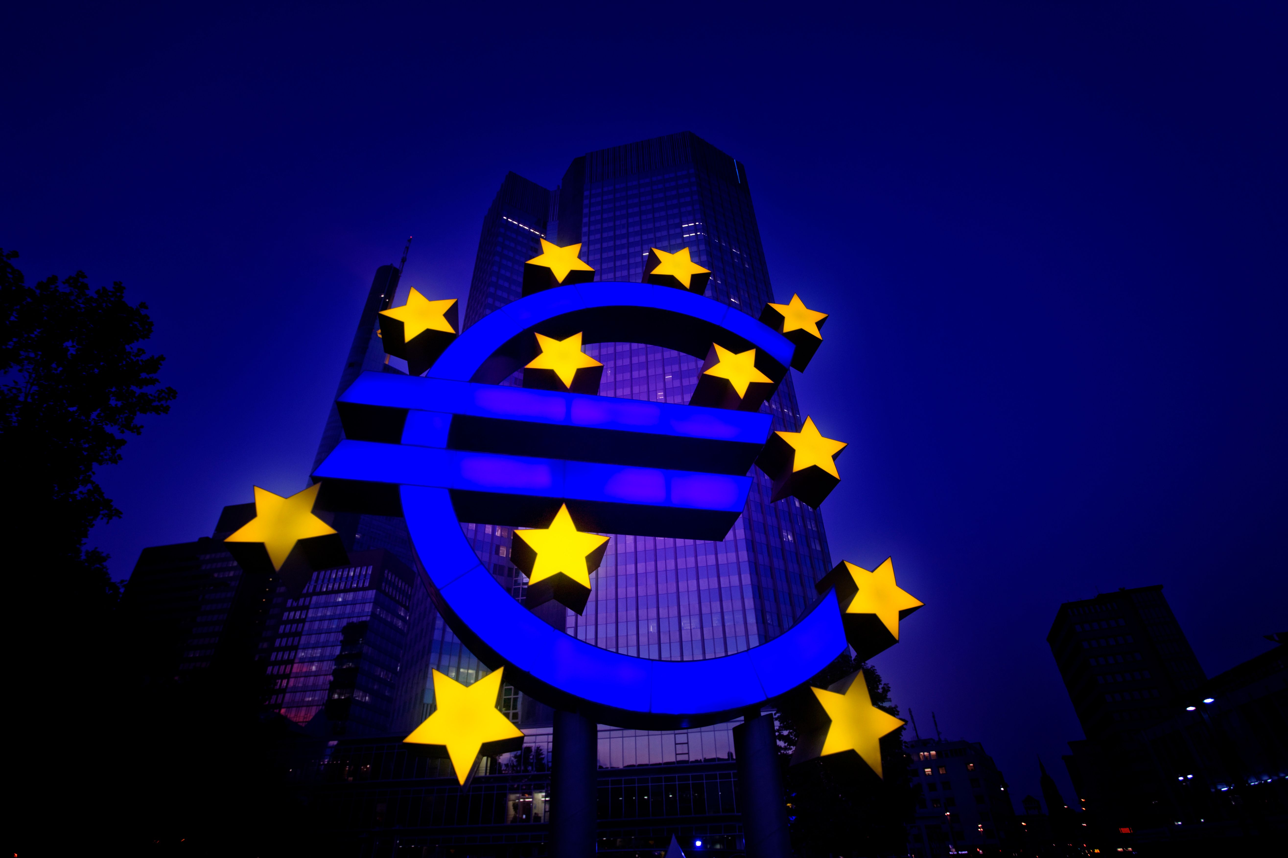 Euro Stoxx 600 Hits Record High as Defense and Banks Lead Gains