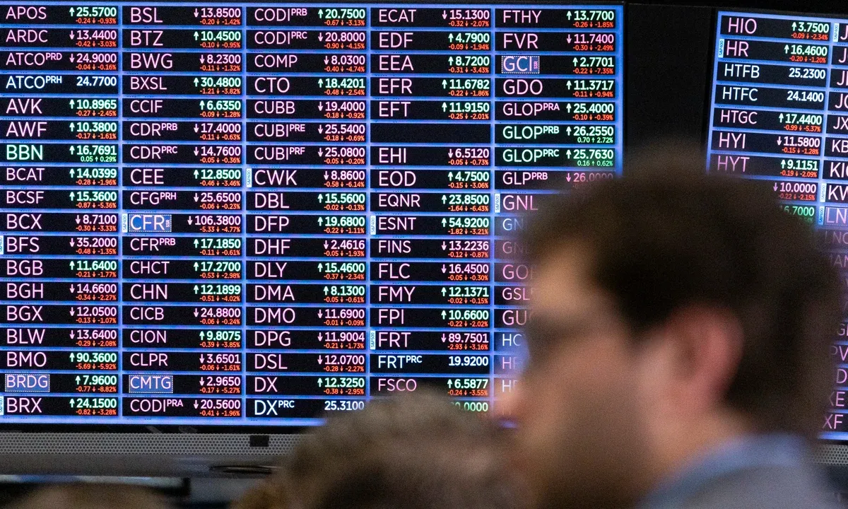 Here’s Why Crypto & Stocks Stayed Calm After Supreme Court Strikes Down Trump Tariffs