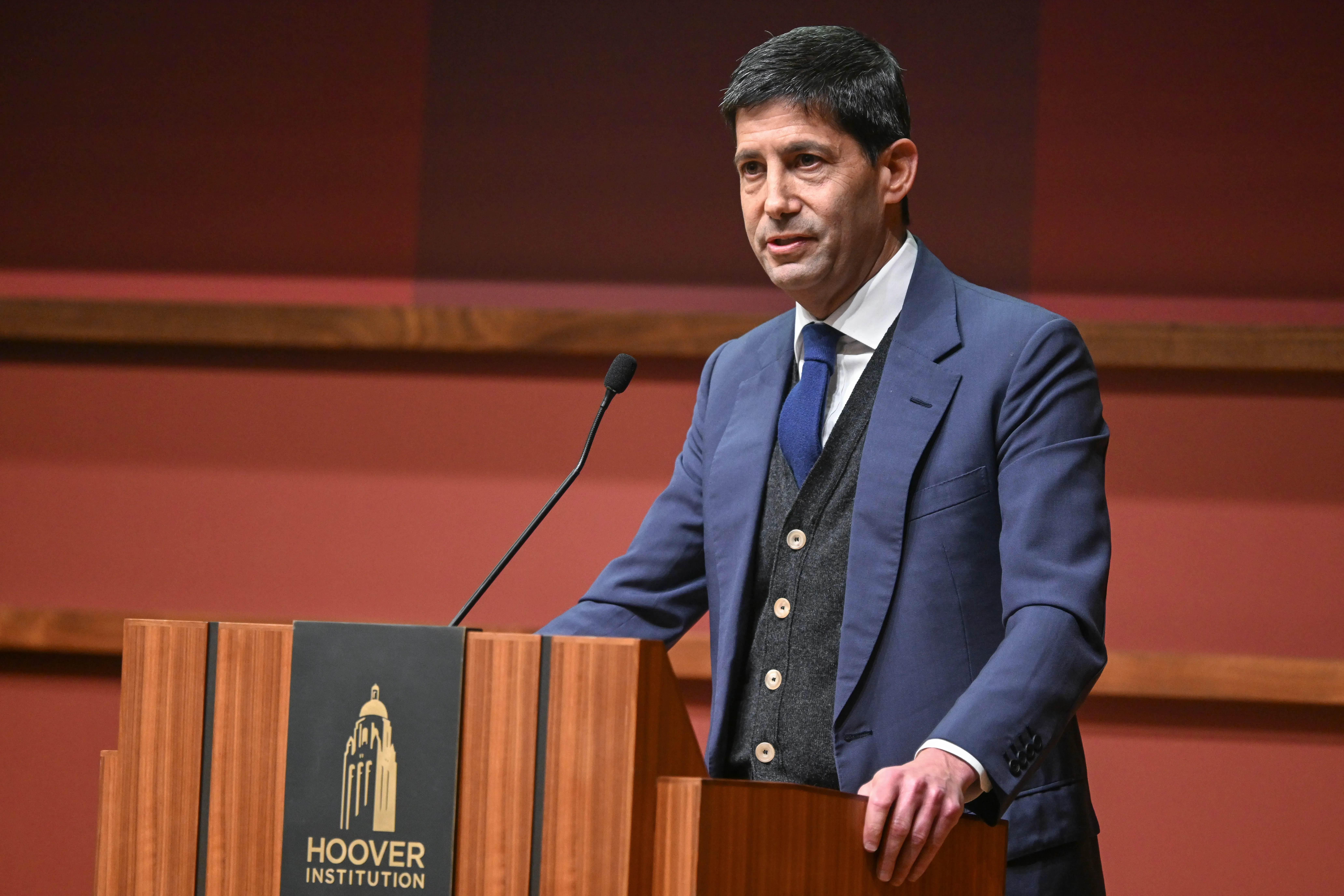 Pro-Crypto Kevin Warsh Sworn In as Fed Chair; Elizabeth Warren Calls Him Trump’s “Sock Puppet”