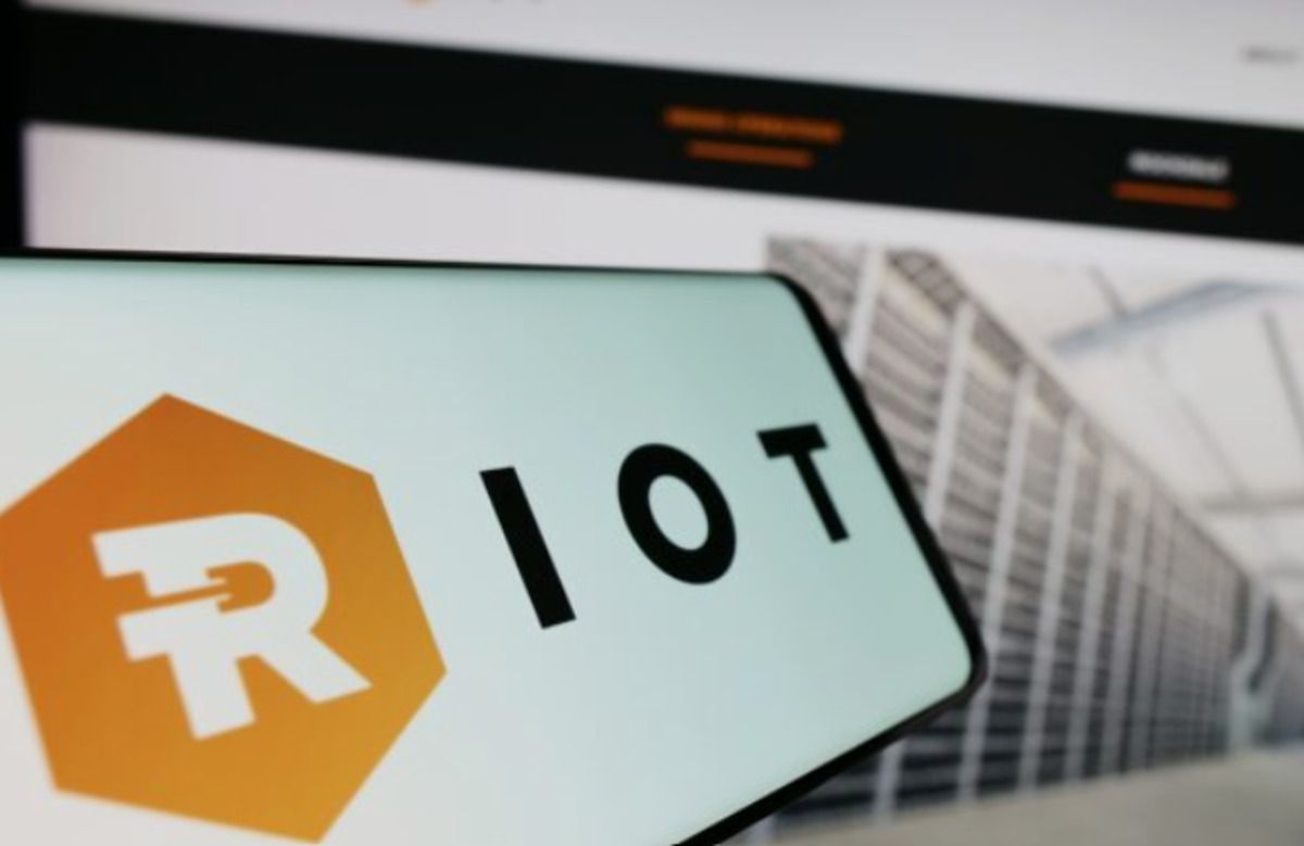 Riot Stock Gains as AI Pivot Drives New Revenue Growth