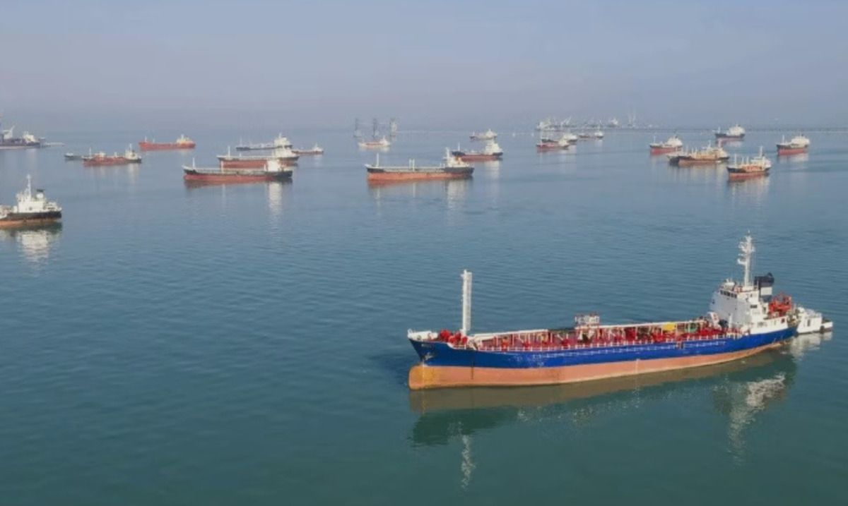 Stuck Persian Gulf Commercial Vessels Could Trigger Bioinvasion